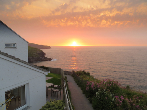 Clifftops Holiday Cottage adjacent to the coastal path in Port Isaac